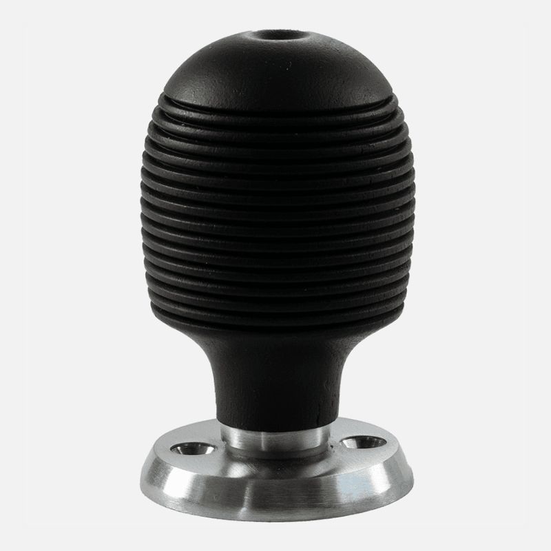 Dørvrider Mathea – formfullendt forening av akasietre og messing