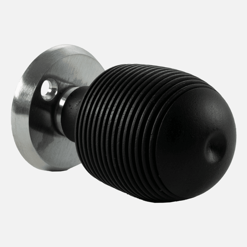 Dørvrider Mathea – formfullendt forening av akasietre og messing